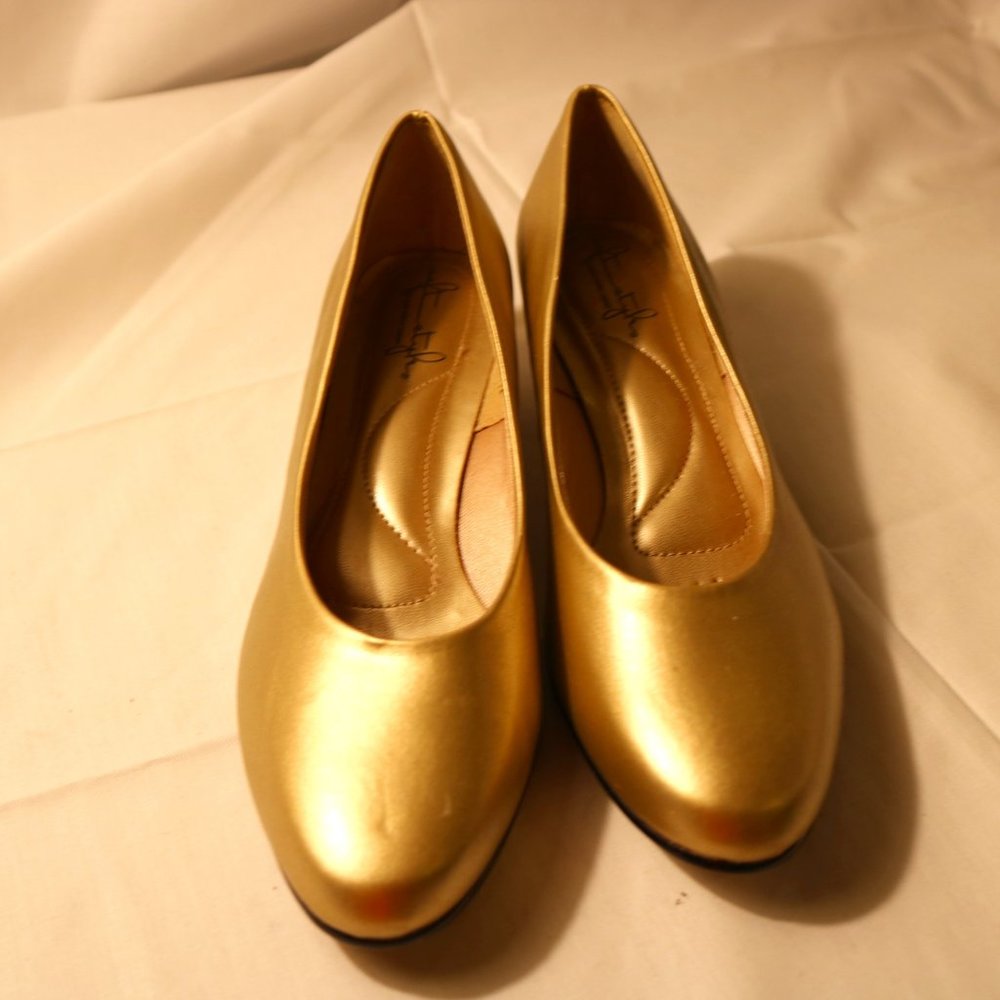Soft Style classic Angel II low gold heel 8.5 gentle wear with original box